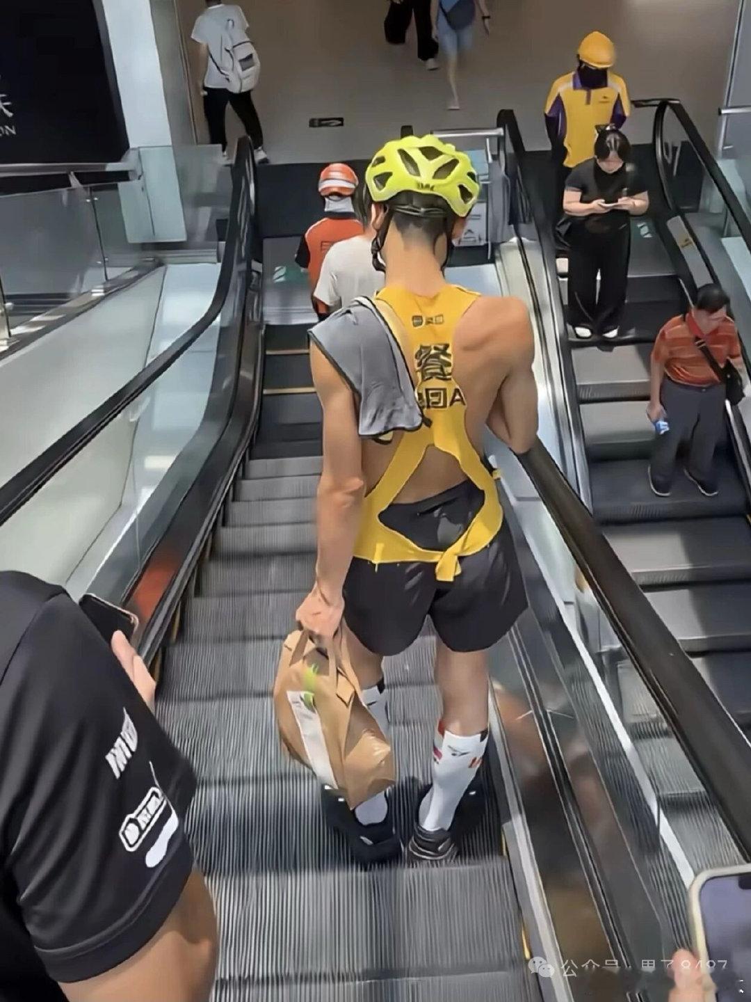外卖小哥这身装备，巴黎世家看了都想抄 ​