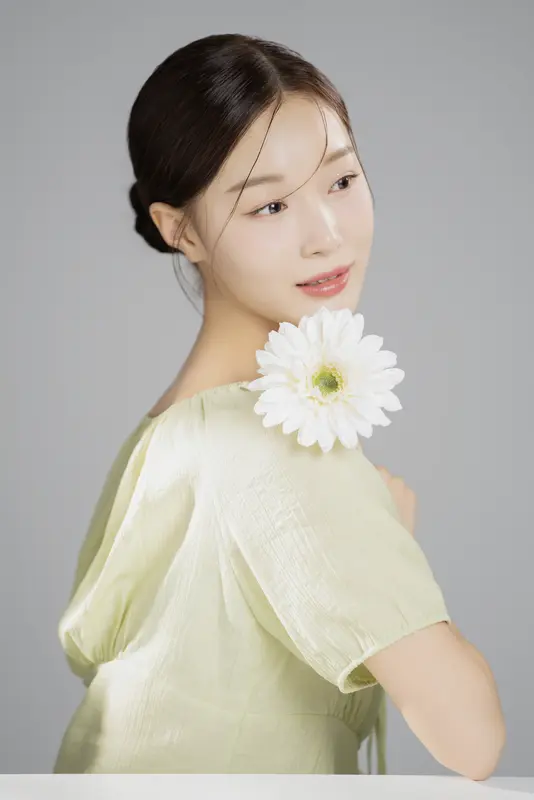 要说最有气质的美女，我提名倪妮。在上海兰蔻线下活动上，她身着新中式风...