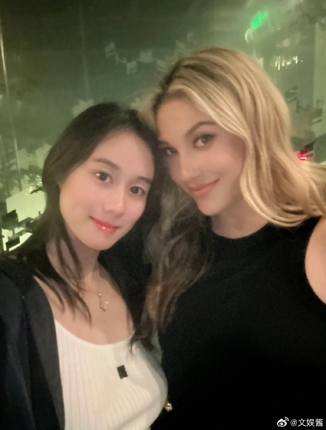 #何超欣晒与谷爱凌章泽天合照# 何超欣和谷爱凌是多年好友了  各有各的美 ​
