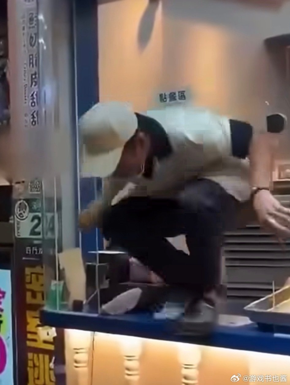 #台湾58岁老人购物插队被店员追打#
58岁算得上老人吗？打工也不是比谁低贱一等，换谁上班遇到这种人心态都要崩，好好上前制止插队，结果换来一顿指着鼻子的羞辱，打工人上班只是来干活的，不是来承受无端谩骂的，真的太能理解店员憋不住的情绪了 ​
