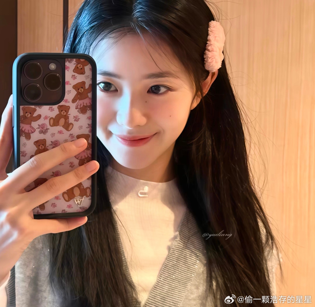 #刘浩存[超话]#抓到一只喜欢对镜拍的豆豆ヾ(≧O≦)〃嗷~ ​