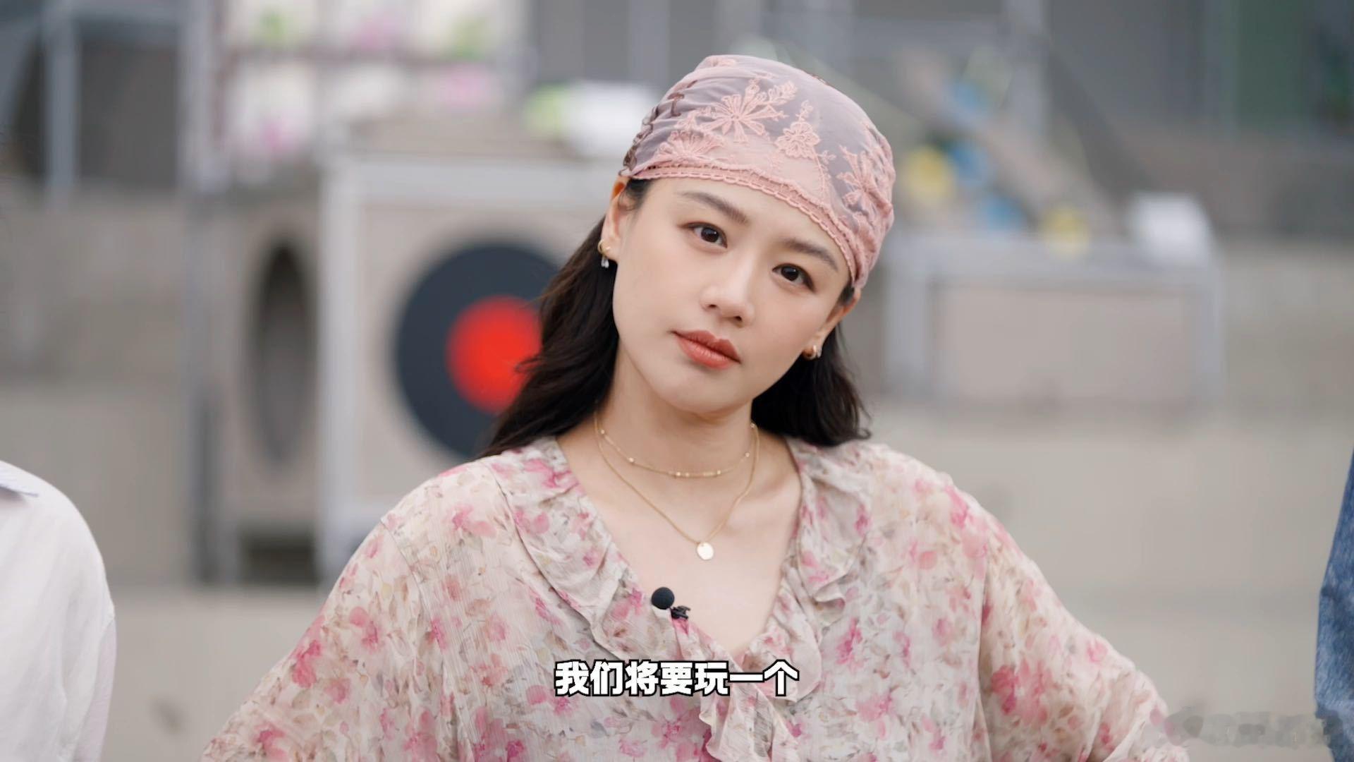#乐高开花展# 自由拼搭环节最好看的，不只是拼的过程，还有熟人之间的化学反应。马思纯、李雪琴、庞博根据心愿卡猜对方想要什么样的花，读完五行的心愿卡内容立刻猜到是马思纯写的，还得是熟人局才行！等到拼完作品，不同的人对应不同的花，又是适配到不行，乐高花植把人和空间的关系连接得刚刚好。 ​