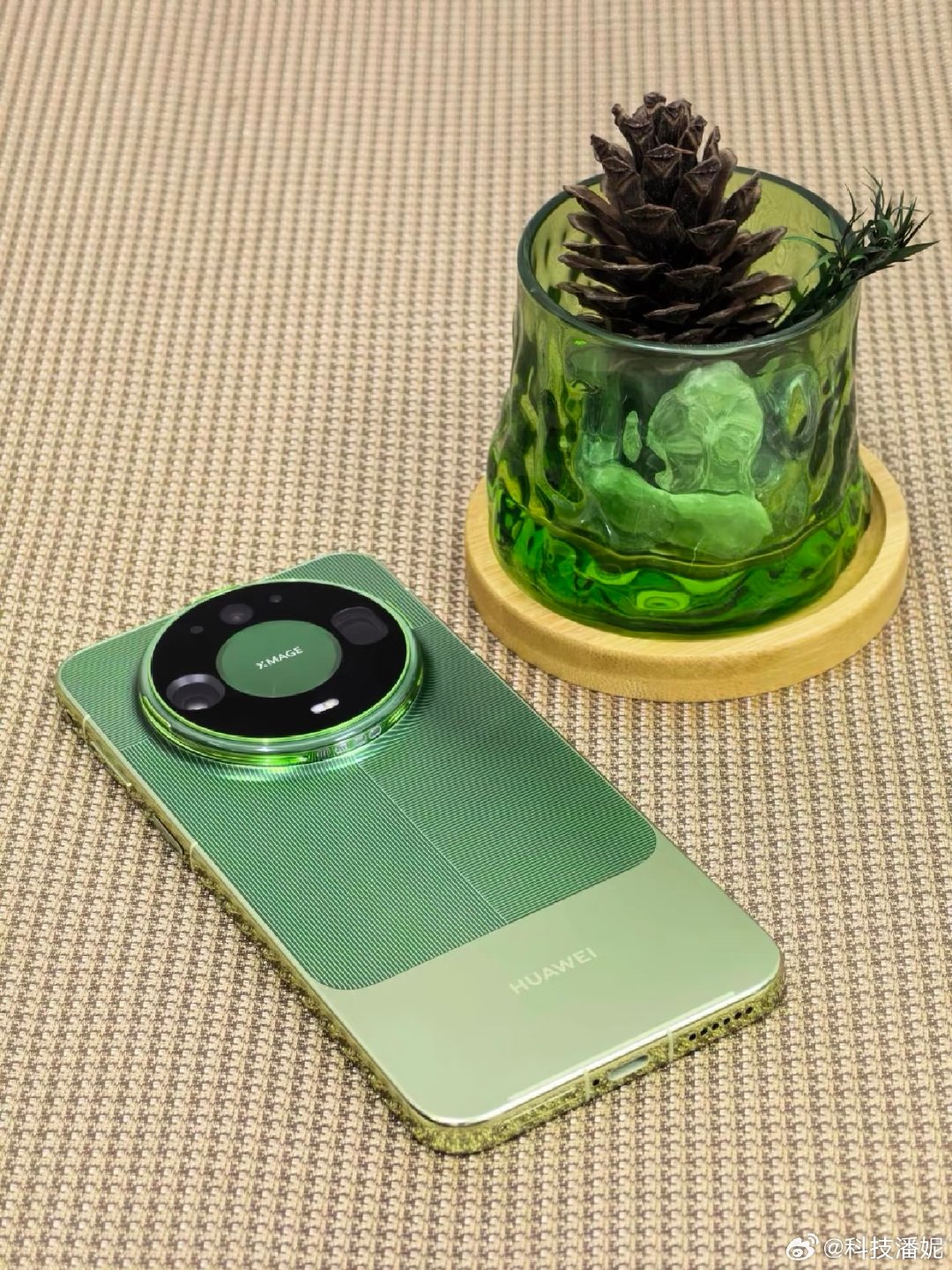 #你更看好哪一台ProMax#这一波扎堆发布的Pro Max机型，看得人眼花缭乱。很多朋友问我更看好哪一台，我的答案没有唯一解。

选购时，不光要看硬件参数，还要留意品牌是不是把Pro Max该有的体验做到位。有些机型只是放大屏幕、拉高内存，其他配置缩水，就有点名不副实。

厂商集体用Pro Max这个名字，确实降低了大家理解门槛，但也容易造成审美疲劳。选机核心还是匹配自己使用习惯，喜欢拍视频、用多设备生态就选苹果；看重续航、长焦和本土功能，国产旗舰会更合适。