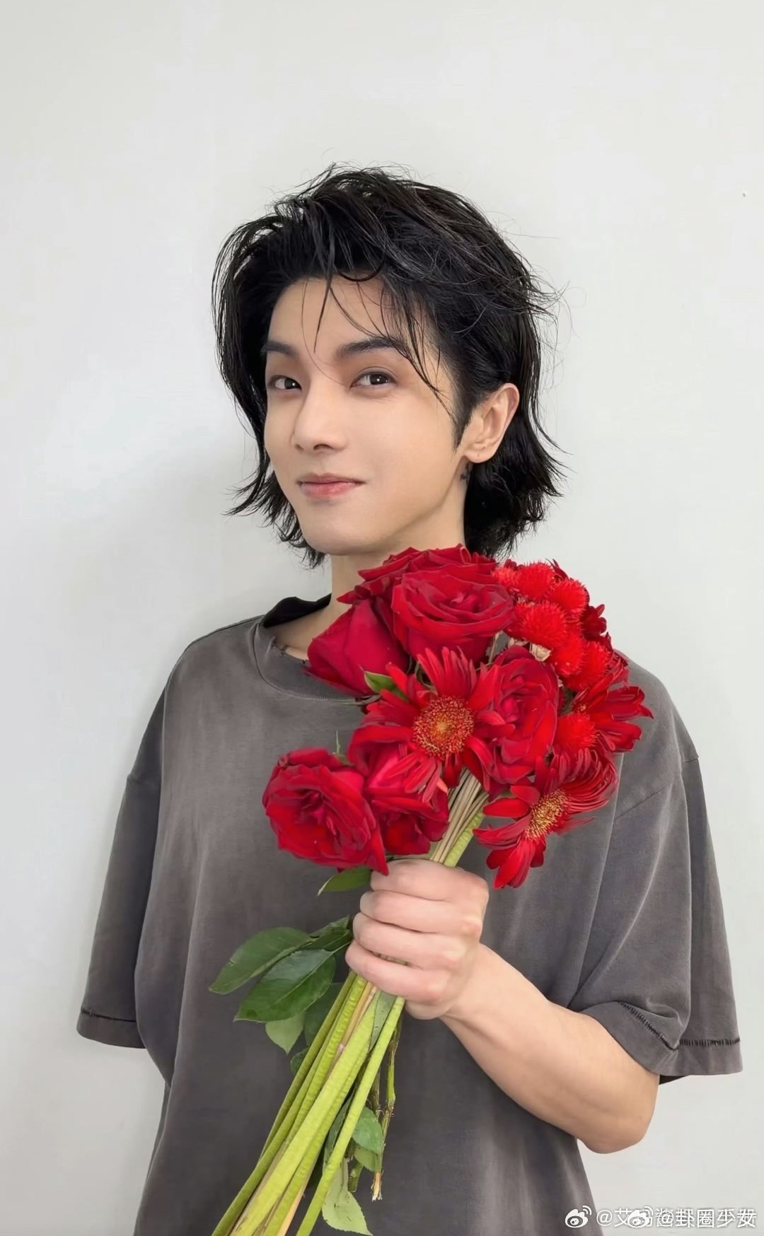 #七夕营业的男明星##男艺人七夕营业#盘点七夕积极营业的男艺人，多位艺人卡点释出节日物料，风格各有魅力，来看看谁的七夕物料最戳你。 ​