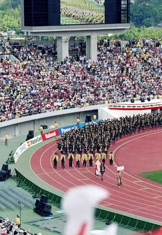 名古屋亚运会的圣火刚在爱知县点燃，1200余人的中国代表团连赛场大门都还没踏进去，就先被本届赛事的魔幻后勤操作泼了盆冷水。四千名运动员被安置在停靠港口的邮轮上，另外两千人住进码头边临时搭起的铁皮集装箱，组委会还郑重提醒：睡前先开门通风降温。连续二十届亚运会都有的集中式亚运村，到这届彻底没了踪影。