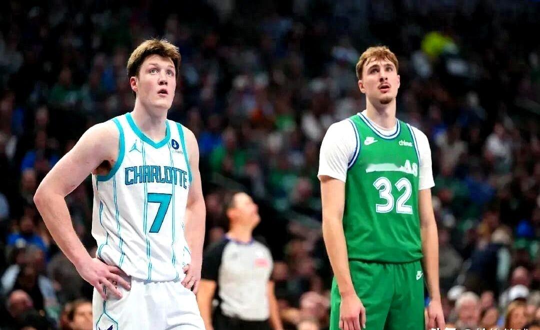 这俩哥们，真该拿个并列最佳新秀。    状元弗拉格当选没毛病，场均21...