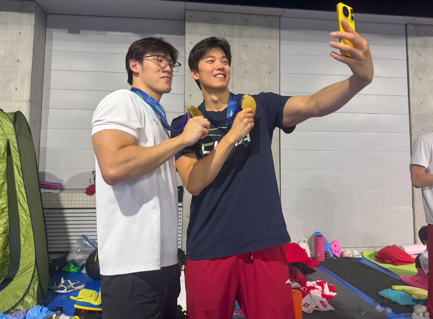 #五站亚运的汪顺了不起# 这真的很了不起，要知道一个运动员儿的巅峰也就那么几年，忽然发现手里的荣耀Magic9和脖子上的奖牌很配哦！ ​