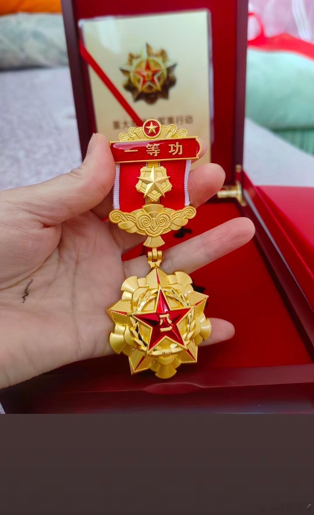 25届“中国武警忠诚卫士”：衣昕玉和程龙烈士致敬[蜡烛][蜡烛] ​​​