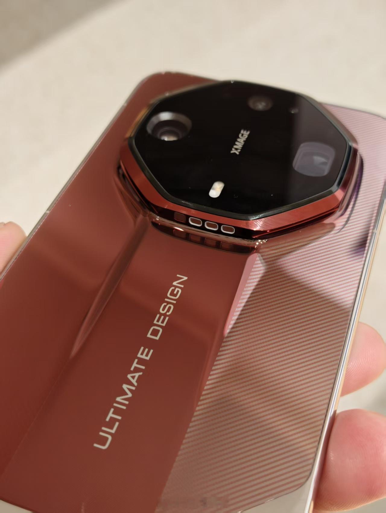 国庆重磅终于来了，华为睿影Z10巨炮外挂电变镜头（Mate90 Pro Max 典藏版和非凡大师可用)#华为睿影z10曝光# 老余说他有四颗单反镜头 24-70/70-200/50和600定。那么有了华为睿影Z10电变镜头他就省事了。另外华为 #Mate90系列升级睿影红枫人像# 华为Mate 90系列全系搭载第三代红枫原色摄像头，红外光学镀 ​
