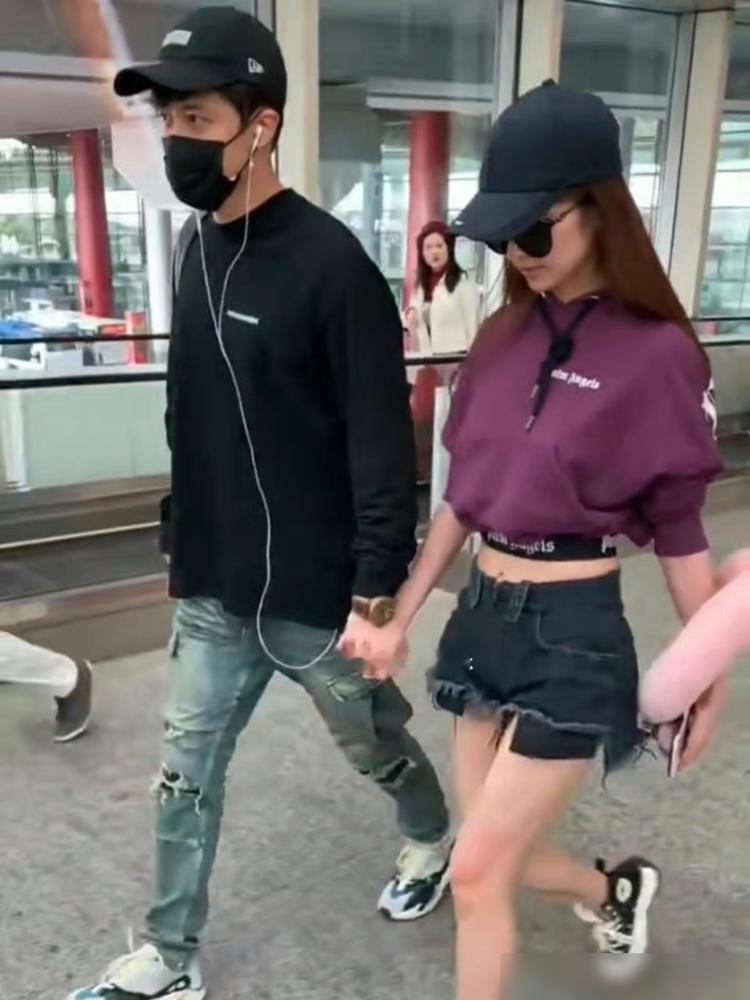当年被全网骂AA制渣男的付辛博，现在居然成内娱模范夫妻了？
刚有网友在机场偶遇他俩，打扮都挺潮，全程手牵着手，凑一块低头唠嗑，比刚谈恋爱的小情侣还腻歪。
前几年上综艺，颖儿说婚后实行AA制，自己孕期没收入焦虑，产后9天就复工，网友追着骂了付辛博好几年。
后来才闹明白，人家根本不是各花各的，全家