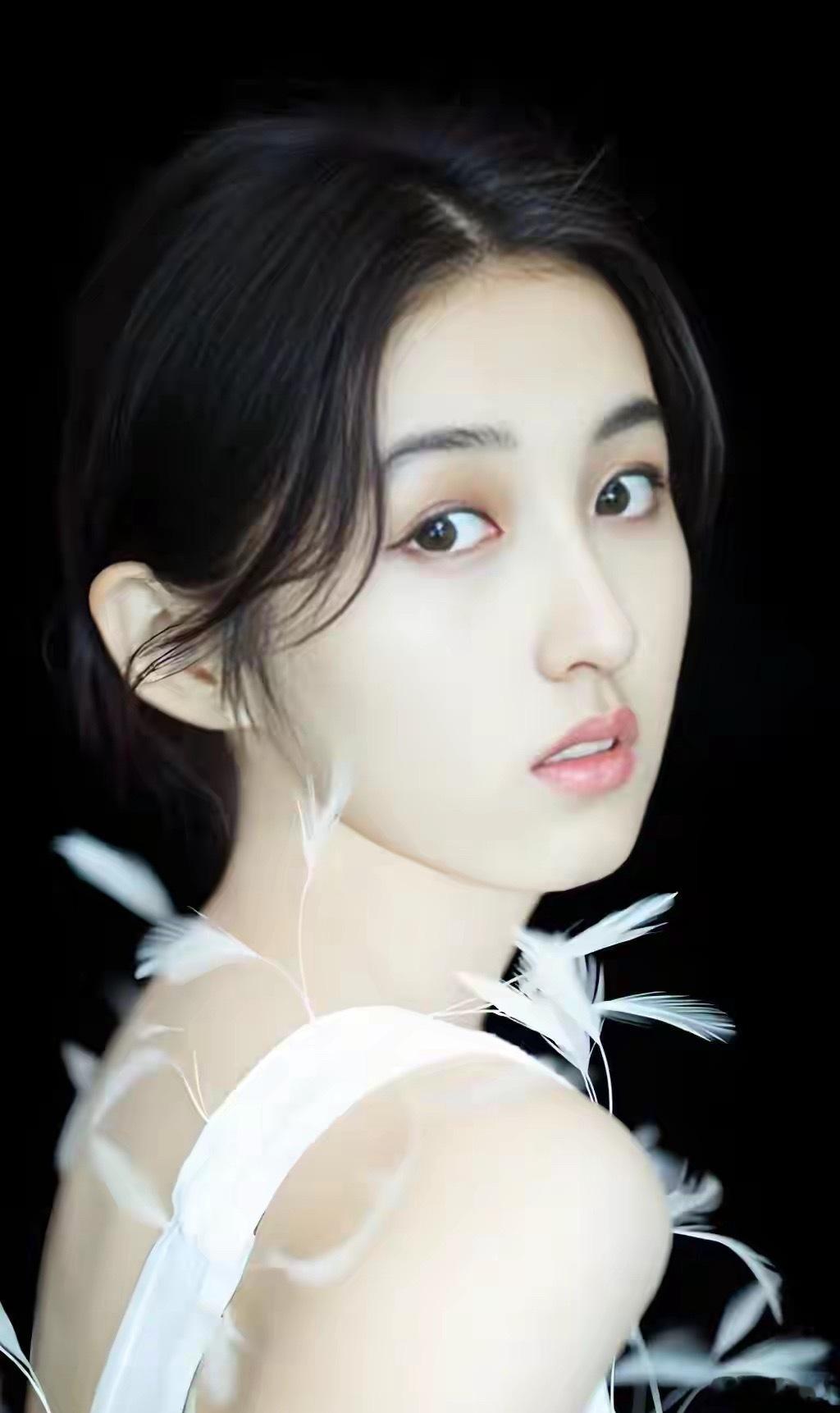 1.张子枫瘦成了排骨胸，上镜不好看，还得让造型师在一边调整。
2.杨丞琳早些年家庭压力很大，出道就是为了给家里还债，她那会儿跟林依晨见面，聊天都是债还剩多少。
3.青簪行早就补拍好了，效果挺一般的，可能播不了，能播，但没人想它播。
4.娱乐圈的异性边界挺模糊的，尤其是音乐圈，再细分一点，摇 ​