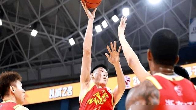 落后16分还能双加时逆转，广厦这局球真是打绝了。

外援塔克赛后说话很直，直接点名胡金秋和孙铭徽。孙铭徽是大心脏没得说，胡金秋更是硬拔了9个前场篮板，硬生生砸出21分12板。

今年夏天转会传闻满天飞，他8月底顶薪续约时只撂下一句话：目标总决赛。

关键球给谁处理、要命的篮板谁去拼，到了场上根本不用