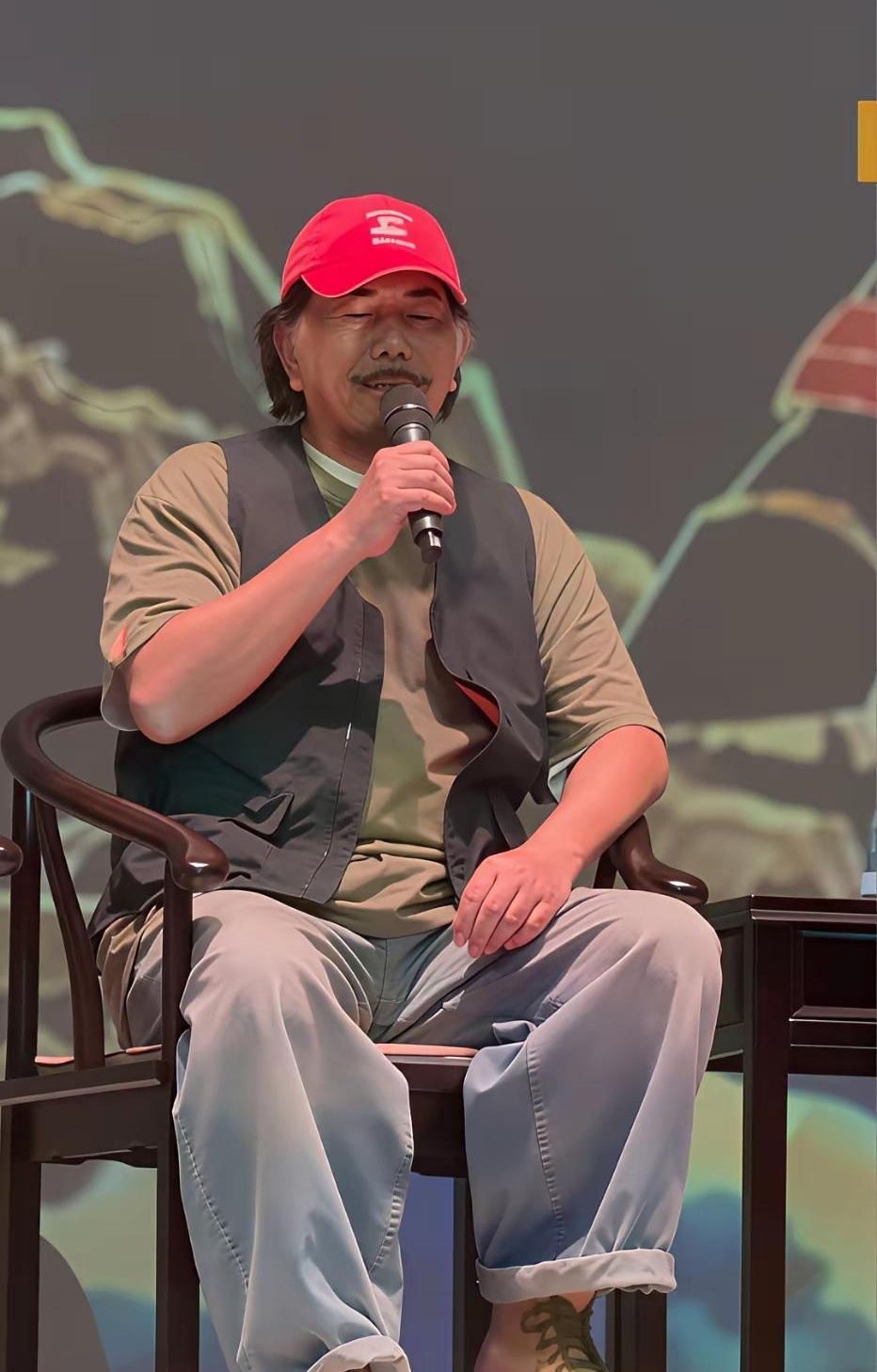 刷到陈冠希穿印着“中国”两个字的卫衣，跟黄秋生一起站在《神马庙》开镜现场，我朋友当场来一句：“这画面，我一时不知道先看衣服还是先看人。”

这场马来西亚贺岁片发布会，本来是聊电影、聊合作。可照片一传开，网友就炸了。有人觉得，衣服上的字太扎眼，再想到黄秋生过去一些引发讨论的言论，心里难免别扭：这不是普