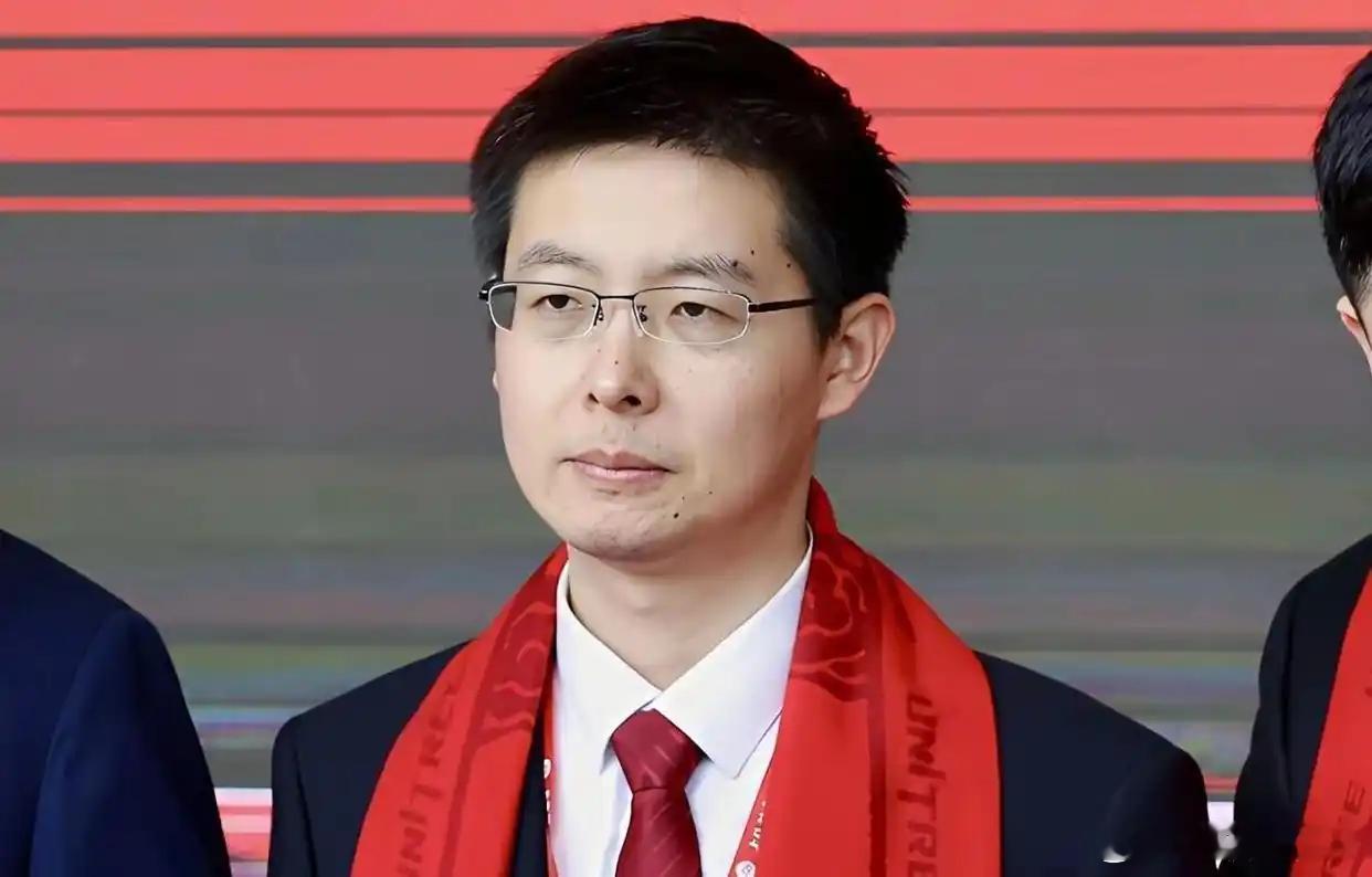 今天是宇树科技上市次日，股价收跌18.7%，总市值降至2779亿元，较顶峰跌去了1670亿元。

昨天上市首日该股开盘较发行价大涨629%，市值一度站上4449亿元。

据英国《金融时报》报道，其近四分之三的人形机器人收入来自循环模式：制造商把机器人卖给国资训练中心，再买回训练数据。

分析师质疑这一估值 ​