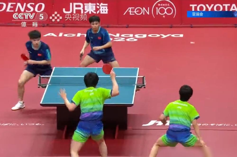 单局狂轰11比1，张本智和被打到低头鞠躬。
9月27日男双决赛，林诗栋和黄友政硬是把日本组合逼上绝路。开局落后，比分死咬到2平，随后彻底打疯，第六局直接造了个11比1的惨案。
赛前张本智和高调放话要拿三金，结果男单八强出局，男双又挨一记闷棍。赛后一向狂傲的他彻底服软，连连鞠躬，苦笑承认双方有本质