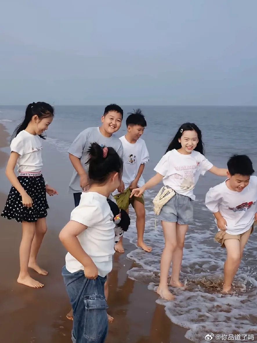 董璇佟丽娅带娃海边游玩🥳小酒窝和朵朵玩得不亦乐乎！
看场景是秦皇岛阿那亚，董璇在这儿有套小别墅，经常带孩子过来小住。
两个小朋友青梅竹马，同框画面太治愈。佟丽娅之前总开玩笑想让小酒窝当儿媳妇，其实就是大人之间善意的调侃。未来就算没有浪漫故事，这份童年情谊，也能成为长久的好朋友。 ​