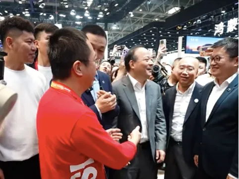 曾毓群，车圈最低调的幕后大佬
北京车展 宁德时代 曾毓群 新能源汽车
北京车展，周鸿祎随手拍下宁德时代曾毓群，直言他是中国最低调的老板之一。不同于很多热衷于出镜造势的车圈企业家，曾毓群很少主动站在聚光灯下，是新能源产业幕后的硬核大佬。
二人现场交流电池安全、电芯热失控防护等行业核心问题。曾毓