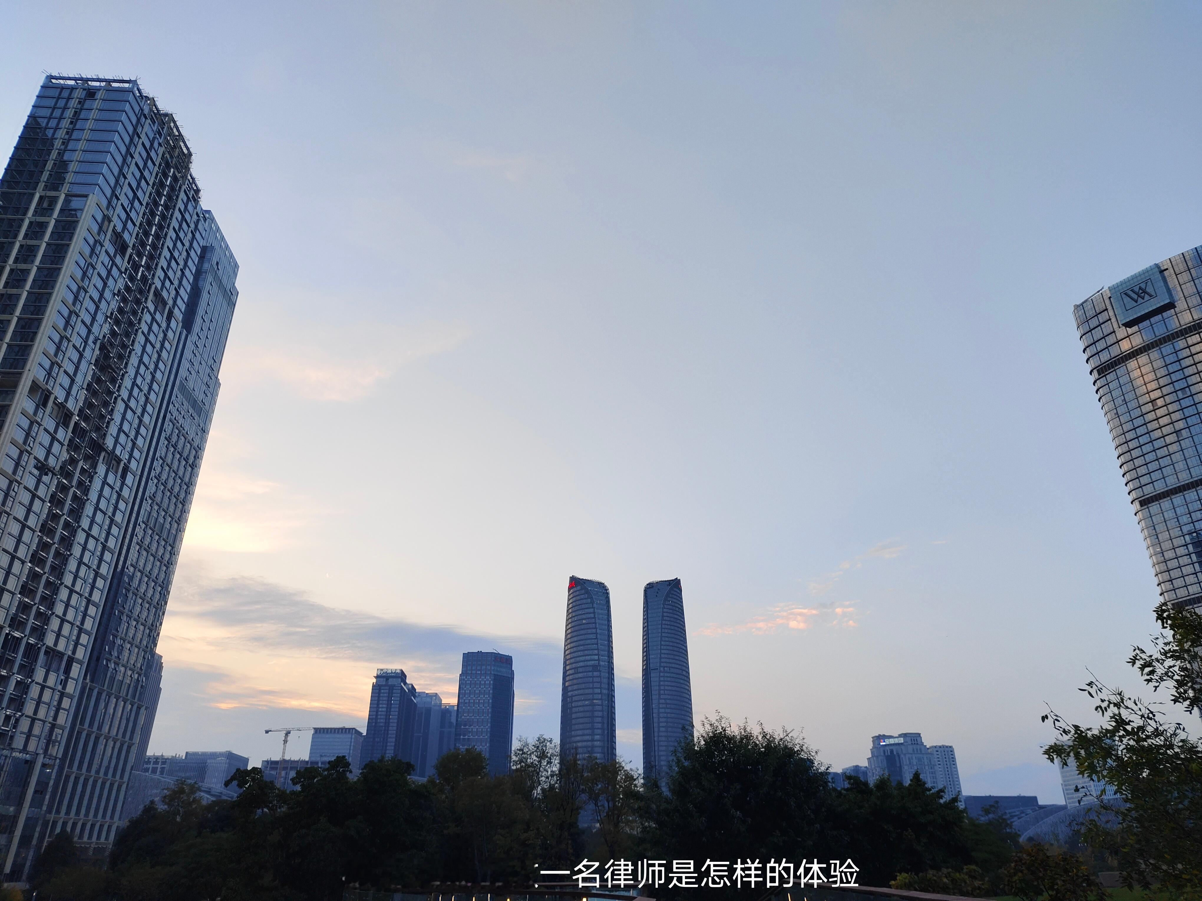客户有个案件马上要开庭，但还没有签委托和给授权，我问客户好久把手续给我，客户说这几天把公章带过来给我盖。客户问我好久有空，我说最近都在成都，客户说他要带着公司员工出去旅游；我问旅游多久，客户说二十天，所以开庭的时候客户一定没在成都。真的是神仙公司，公司出钱给员工旅游二十天。 ​​​
