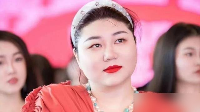 郑合惠子深夜发文，就仨字：不是放弃，是遗憾。
她领衔的剧要上《你好星期六》宣传，人却在《将门独后》片场挪不开脚。档期撞死，多方协调完，还是去不了。
换别人可能就糊弄过去了。她偏不，大半夜跑出来把话挑明。
再看她这两年，专挑反派演。《兰香如故》里杜翠雀被火烧死那场戏，替身花絮全网刷屏。弹幕一半在