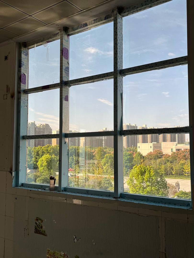 吾的开学之道开学日常碎片加载中📷傍晚路上粉橘色的天空🌇和朋友一起吃的好吃的🍔骑着自行车穿过校园的小路🚲教室窗外刚刚好的阳光☀️还有下课路上温柔的晚霞～喜欢这种平平淡淡又充实的校园生活 ​​​