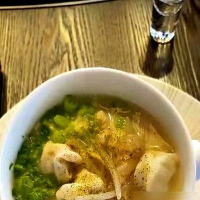 一年前还在跟外援唇枪舌剑谈合同，现在的朱芳雨，正坐在顺德街头吃双皮奶。

卸任宏远总经理，转头拿了名人堂提名，挂了个荣誉顾问。他说在外跑了这么多年，欠家里太多。前阵子有人在南宁撞见他，正毫无架子地手把手教小球员抠投篮细节。

男篮亚运输球那晚，他发了句狠话：“成绩不会为任何人开脱。”

新赛季出征仪