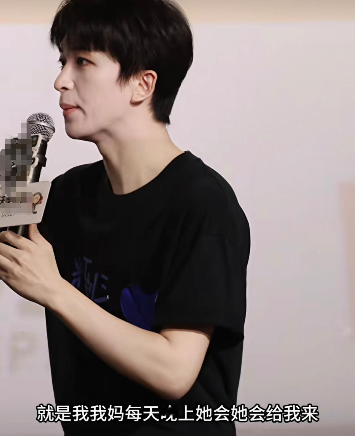 黄子弘凡自爆高中最尴尬瞬间，说:“最让我尴尬就是有一件事情，我妈每天晚上都会来学校给我送饭，但是有一次我妈路过班级后门，她顺便逮到一个门口玩手机的同学，她就给他举报了”

脑补一下那个画面：
别的同学：阿姨是哪个班的教导主任？
自家儿子站在旁边，脚趾直接抠出三室一厅[笑哭][笑哭][笑哭]

虽然阿