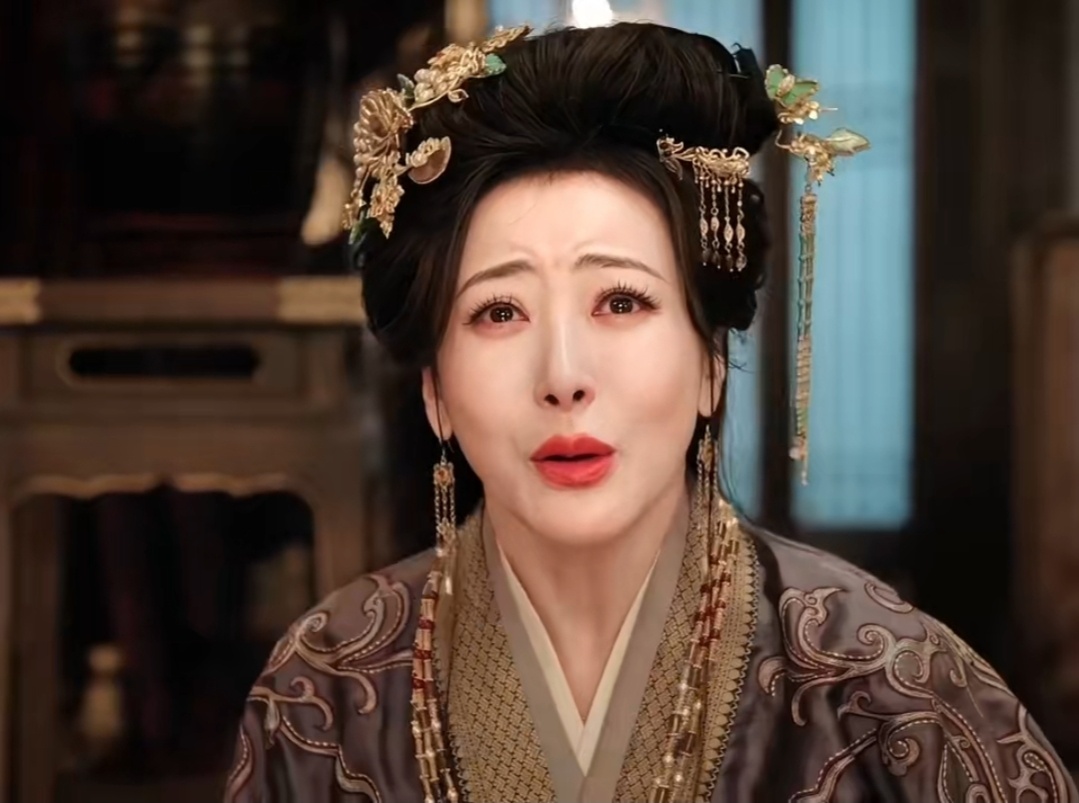 “魏姮娥咬断脐带生君黛”是热播剧《嫁金钗》中的核心情节，揭开了真假千金调包案的血缘真相。 一、事件概要- 核心情节：魏姮娥年轻时与穷书生私通怀孕，遭家人反对后躲到乡下祖宅独自分娩。没有产婆，她自己咬断