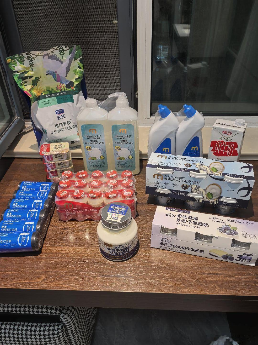 麦德龙真的贵 可是分量也是真的足（可能我对麦德龙有滤镜） 我这么点东西就把积分花了一半 并且 在美团有折扣的商品 都是不享受的 所有东西都是原价
随便给糯米买的猫粮 哐哐造 他居然这么爱吃 小时候并不喜欢夹心猫粮的我记得 果然不光人猫的口味也会变
麦德龙的手提袋是那种硬的塑料袋 来的时候已经 ​