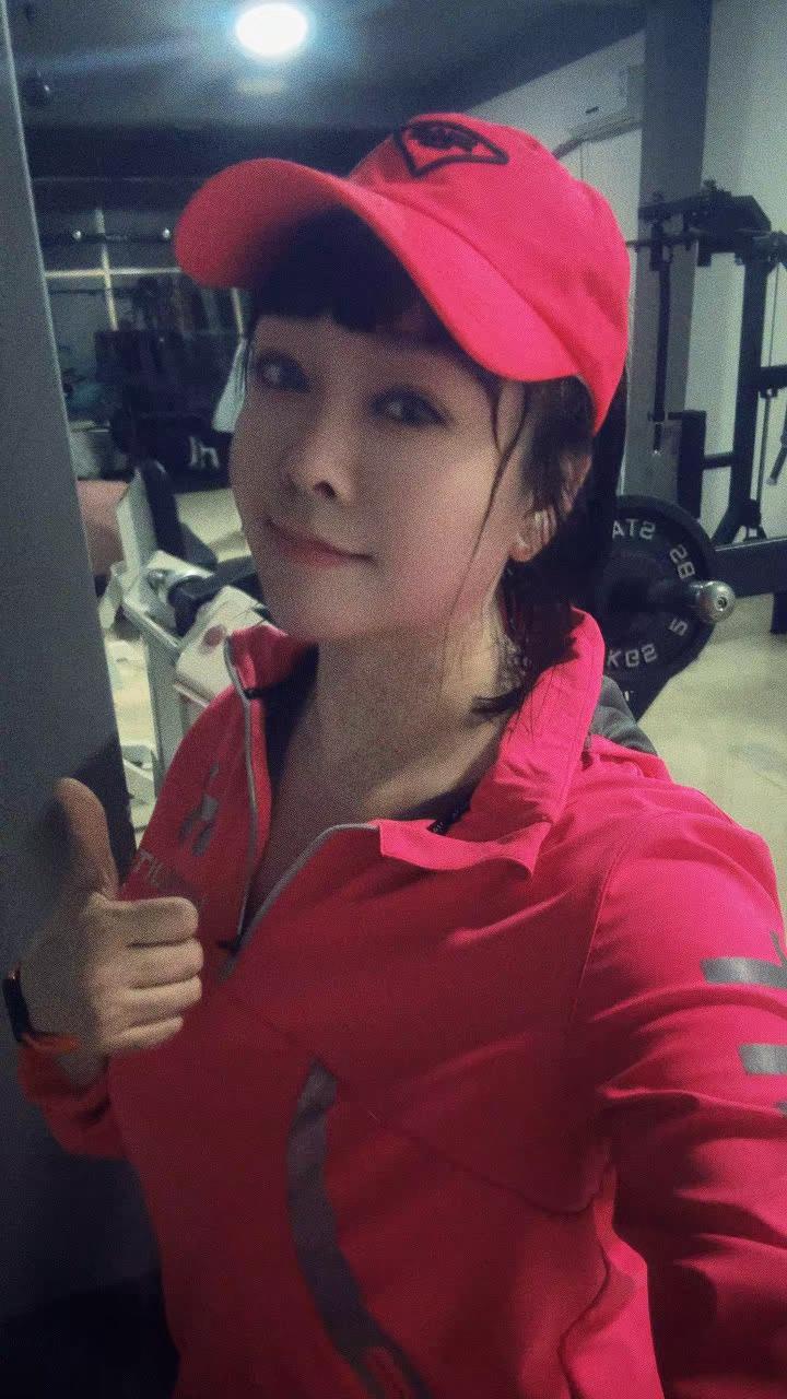 <p>爱健身的小姐姐 出汗的感觉真好 <!--{img:0}--><...