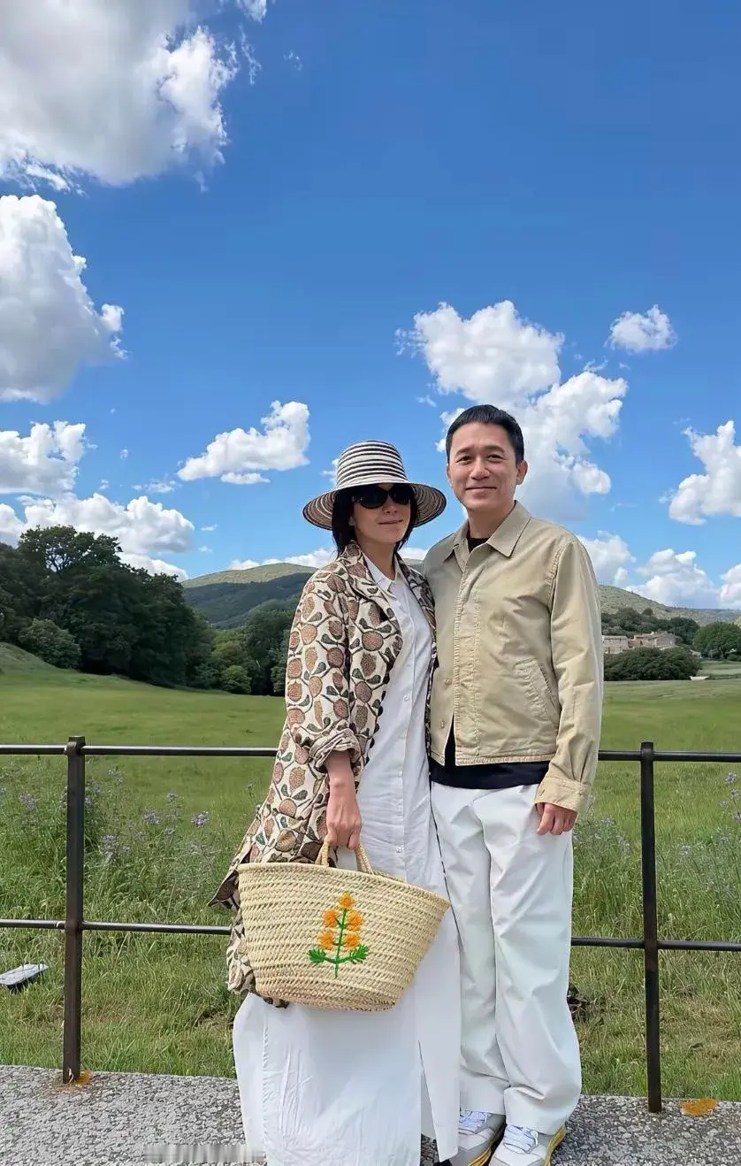 刘嘉玲60岁了，晒出和老公梁朝伟在法国小镇度假照，谁懂啊，太养眼了！
