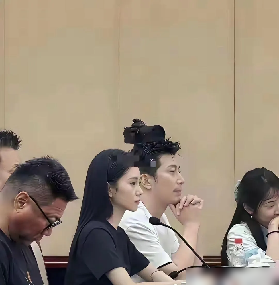 张艺谋选差11岁的演员演情侣，居然没人骂违和？
新剧《主角》座谈会，窦骁刘浩存同框亮相。俩人一个37岁一个26岁，现场分享窦骁学老人舞、拍牵手戏笑场的趣事，一开始不少人吐槽年龄差太大。
谁知道戏里俩人一动一静刚好互补。窦骁是有阅历但不油腻的成熟，刚好托住刘浩存角色的倔强破碎感，化学反应反而打破了