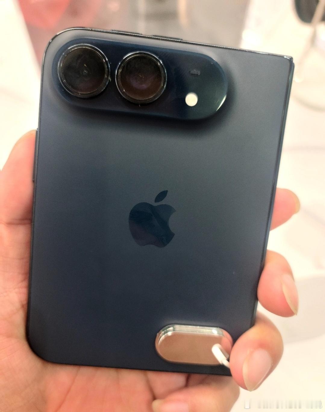 iPhone Dou
​在阔折叠领域，除了三星，没有能和其比质感和精致的。
​用iPhone Dou还想单手操作，别想。
展开后，比iPod mini要小巧不少。拿在手上，重量没有想象的那么重。
​内屏是覆盖一层磨砂材质的保护层(不能称为膜)，看起来确实没有外屏通透，但是效果也不差，而且折痕肉眼看着很不明显，但用 ​