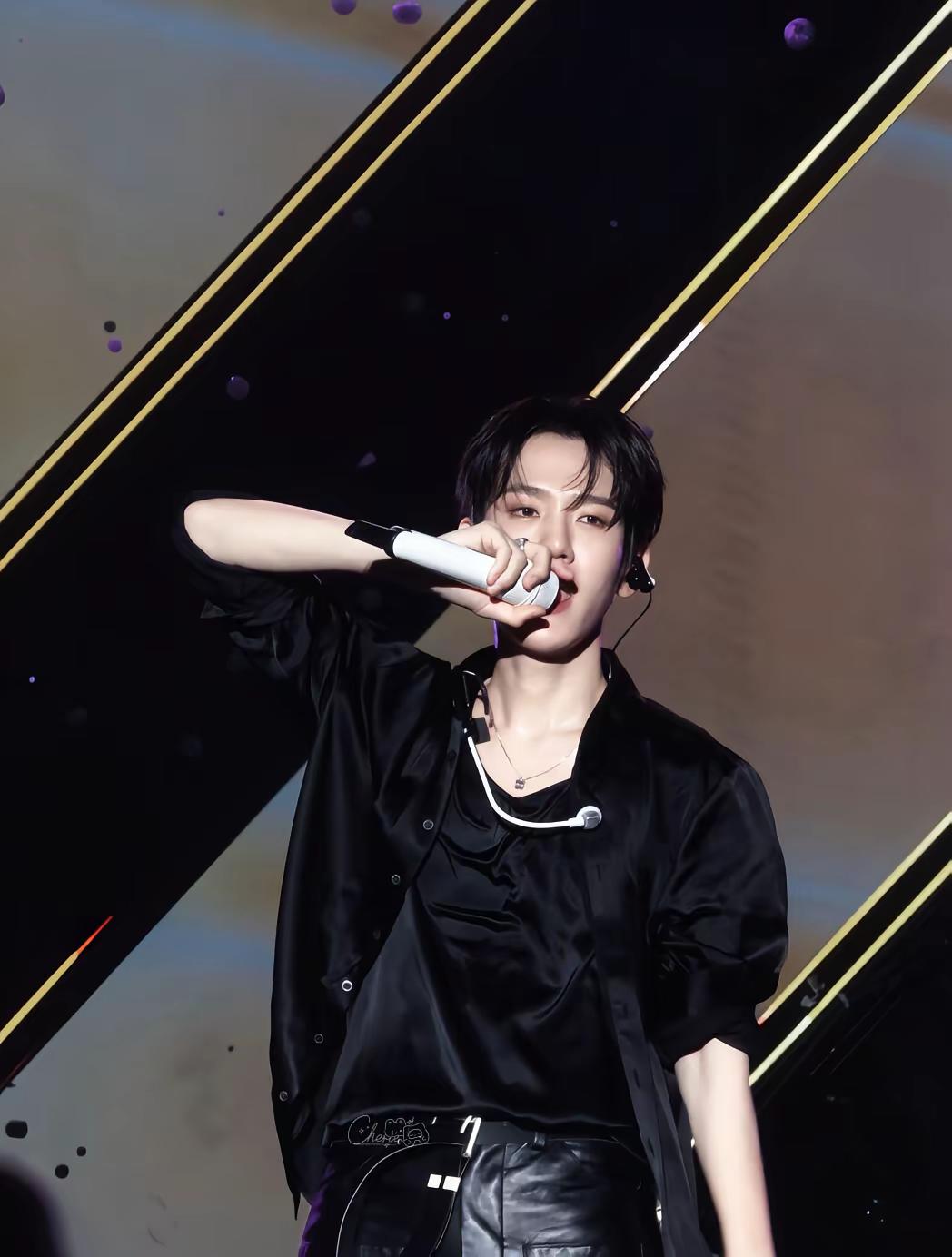没错，就这样又轻轻秒了全世界。(图源logo,侵权私删）边伯贤 baekhyun