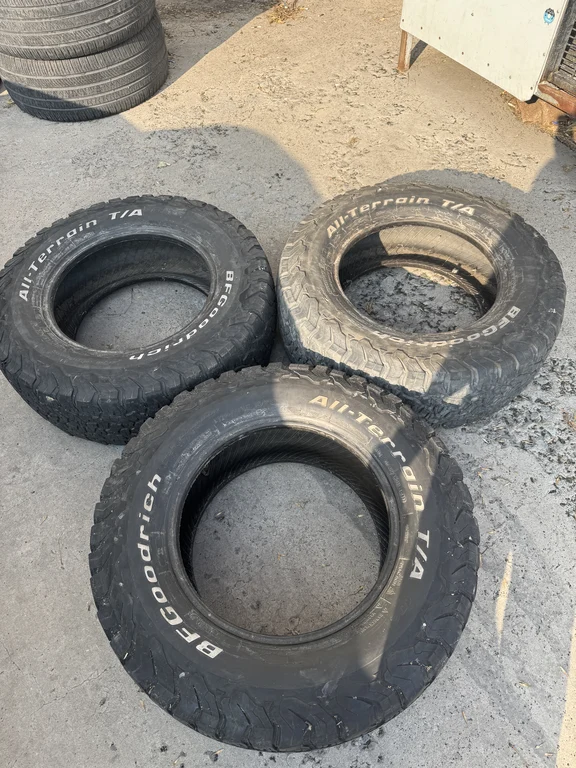 265 70 17 百路驰KO2 AT越野胎 都是22年38周生产
	
拆车件，成色还可以，胎纹还行，没鼓包有修补，正常使用痕迹，有一个没修补。
	
适合坦克300、牧马人、普拉多 17寸轮毂等越野车
	
单条可卖，标价是一条不太好的价格，喜欢的老板私聊
	
天津附近可自提，邮寄运费需自理 不包邮