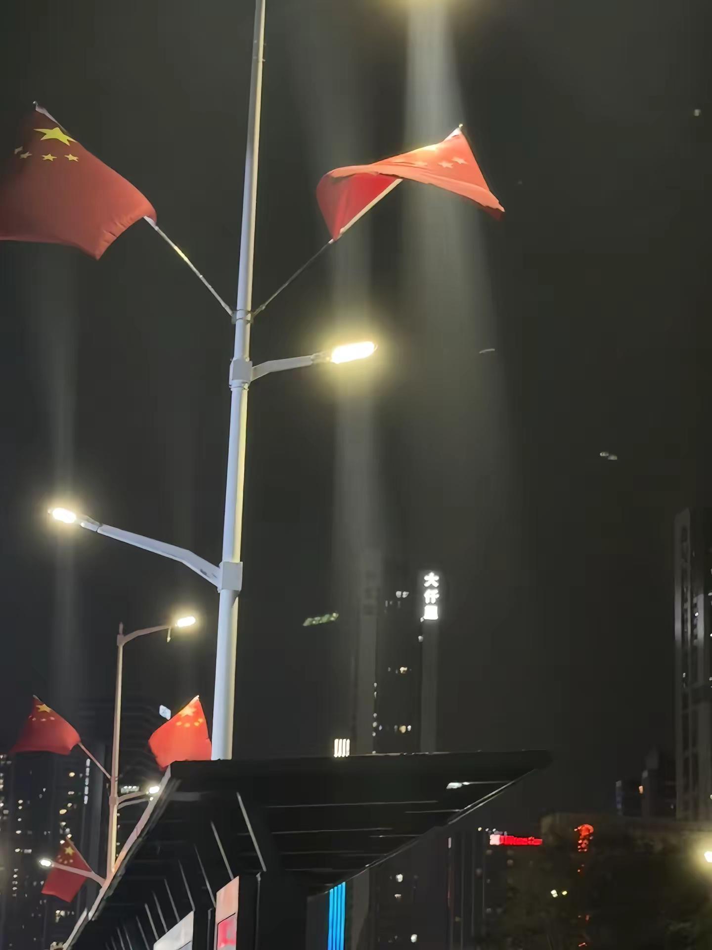 汪苏泷写秋：像秋天枫叶等落地 你是我最美的风景
