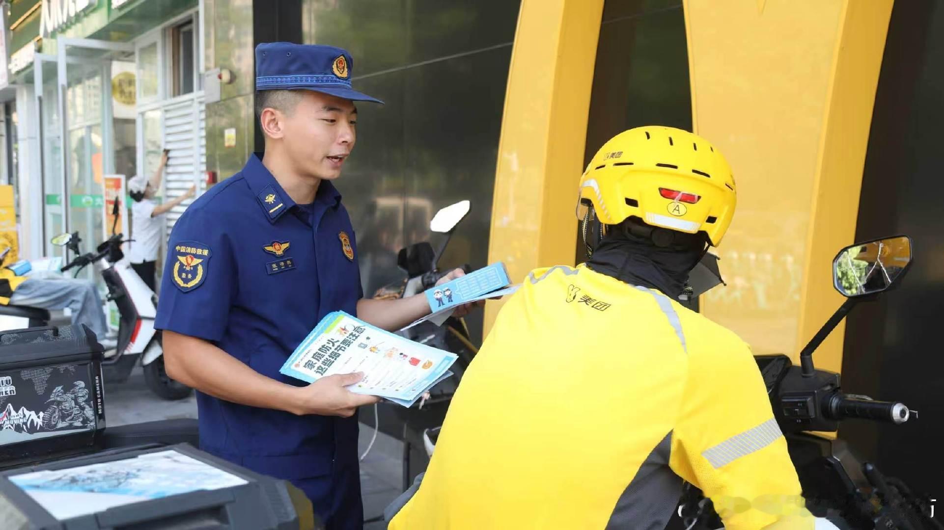 为贯彻落实群防群治百日攻坚行动要求，持续强化全民消防安全意识，提升群众火灾防范、隐患识别及自救逃生能力，夯实基层消防安全治理根基，近日，渝消蓝盾讲师团（两江分队）联合中国电信重庆两江新区分公司、新区美团外卖站点开展消防宣传共建活动。#GPTImages2.5发布# ​