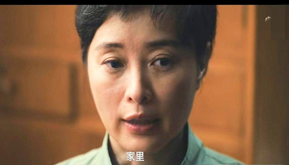 吴越端起那杯水的时候，弹幕瞬间炸了，谁能想到谍战剧的绝杀，连一滴血都没见。

《交锋》前四集播完，所有人都在拿放大镜找内鬼。王凯演的马憩眼神一沉，观众就跟着揪心。但最让人后背发凉的，还是祖峰冷不丁抛出的那句，喝水是她唯一破绽。

双面特工蒋在珍没拔枪也没逃跑，就因为一个下意识的喝水动作，把底牌漏了个