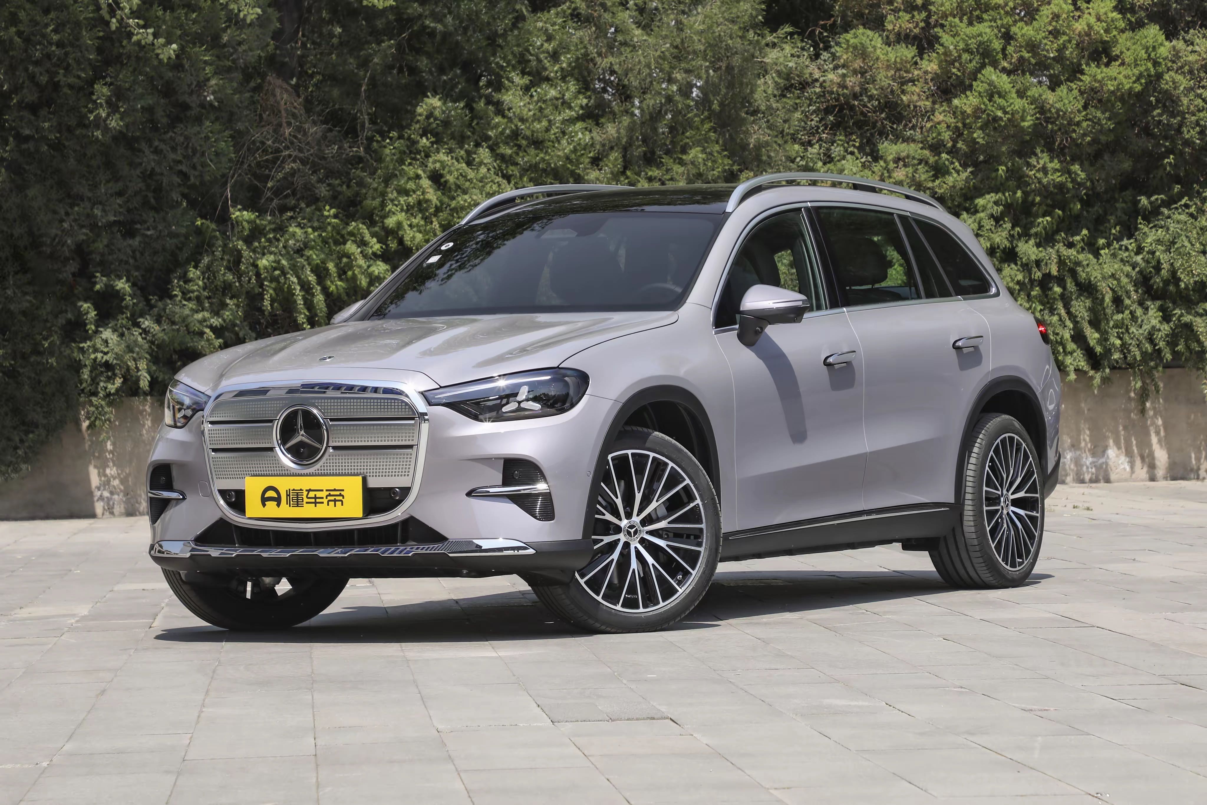 EV
奔驰GLC EV（国产长轴距版，纯电GLC SUV）
尺寸
车长4933mm，轴距3027mm，比海外标轴版本更长，后排空间大幅提升

底盘（可选高配）
可选AIRMATIC空气悬挂 + 后轮转向（双向最大4.5°），低速转弯更灵活，高速行驶更稳，底盘调校针对国