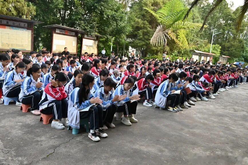 【开学第一课 | 石屏大桥乡护航学子逐梦新征程】
为筑牢校园安全防线、厚植学生家国情怀、培育法治意识，引导全体学生以崭新风貌、良好素养开启新学期学习生活。9月2日，石屏县大桥中学组织开展“开学第一课”主题教育活动。

“开学第一课”主题教育活动结合青少年行为特点，面向全校师生开展防溺水专 ​