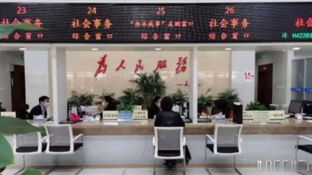 办事大厅空岗引争议后禁带手机：政务服务不能靠堵回避监督

岳岳分享
2026-08-26 22:00天津
关注
AI导读
办事大厅“空岗风波”后续：禁带手机的回应为何引发更大争议
近日，江苏连云港灌云县社会治安综合治理中心接连引发两波舆论热议，从“网传9点无人上班”的质疑，到后续出台“禁止群众携带手机进入 ​