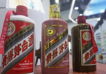 手机行业好久没这么刺激的事了，茅台比手机还狠。

9月17日起，茅台自营店对500ml飞天实施限购，个人年度上限5箱，执行价1766元/瓶。半年前成都经销商1499元整件放货，1000箱两个多小时被扫光。

现在不是抢不抢得到的问题了，是你一年只能买5箱，多了不卖。从秒空到限额，茅台这步棋，到底在防