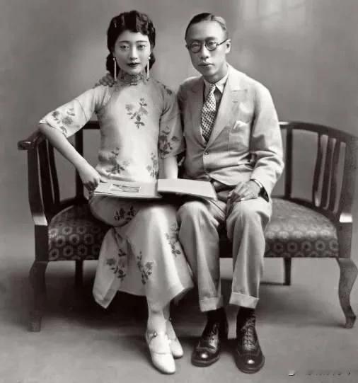 溥仪临终前坦言：我一生不碰婉容，并非厌恶她，而是大婚夜那一眼毁了我的一生，击碎了我所有的尊严，究竟是怎样的一眼? ​​​
 
其实 “那一眼”并非婉容的容貌，而是大婚当晚，溥仪在新房里看到的景象。这场婚礼举办于1922年，此时清王朝已经退位十年，民国政府保留优待条款，紫禁城小朝廷依旧维持旧有的皇家礼