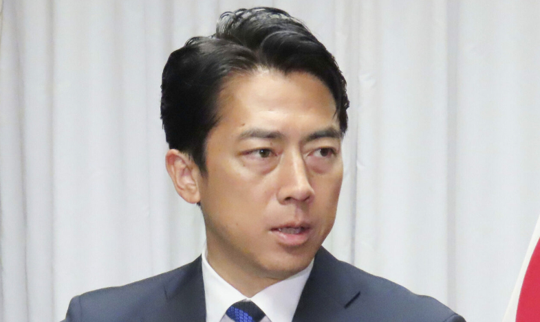 日本防卫大臣小泉进次郎召开记者会，对于“考虑到日本人口减少而在自卫队中录用外国人”一事表示否定。
“没有在考虑。一直以来，应征资格都仅限于拥有日本国籍者。”小泉进次郎说。
他强调，确保人才是重要课题，但也指出“最应优先的是如今已在自卫队的队员”。
关于人员短缺对策，他称将推进待遇改 ​