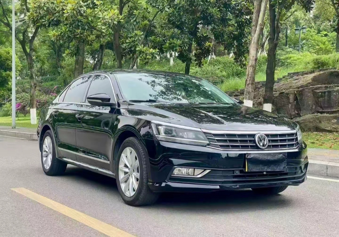 7万左右能拿下老款帕萨特，标准B级大轿车，空间是最大亮点。后排腿部空间很宽裕，跑长途坐着舒服，高速底盘稳，隔音比同级紧凑型车好很多。动力够用，商务家用都合适，配件遍地都是，维修不贵。短板也明显，年份普遍偏老，要留意烧机油问题，还有渗油。一定要仔细查事故，尤其是车头。适合经常跑高速，想要大空间，能接受