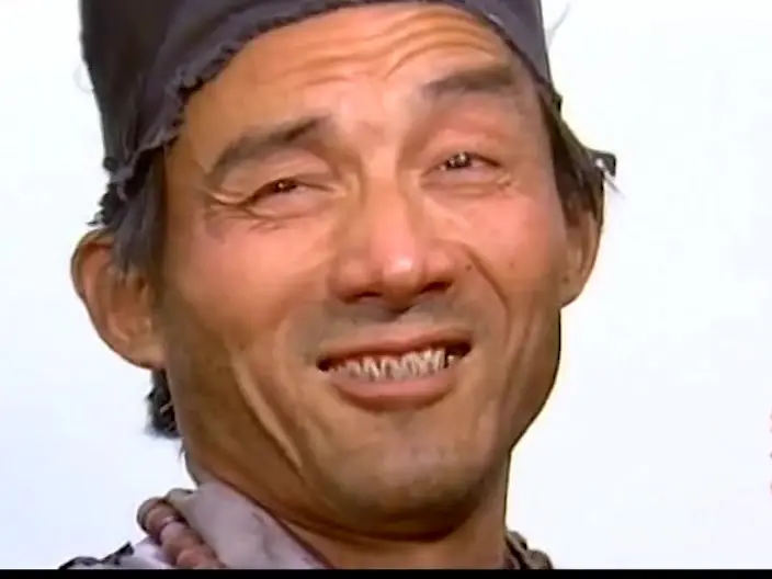 “济公” 游本昌走了，
最让我意外的不是他 92 岁的高龄，
也不是他离世的原因，而是他走的时候竟然说 “我很舒服”。

今早北京的消息传出来时，很多人先是愣一下：济公走了？

不是戏里被他救下的那条狗叫了一声，也不是伞下那阵怪风，是女儿游思涵后来对记者说的——9月24日凌晨，老爷子没疼、没挣扎，像