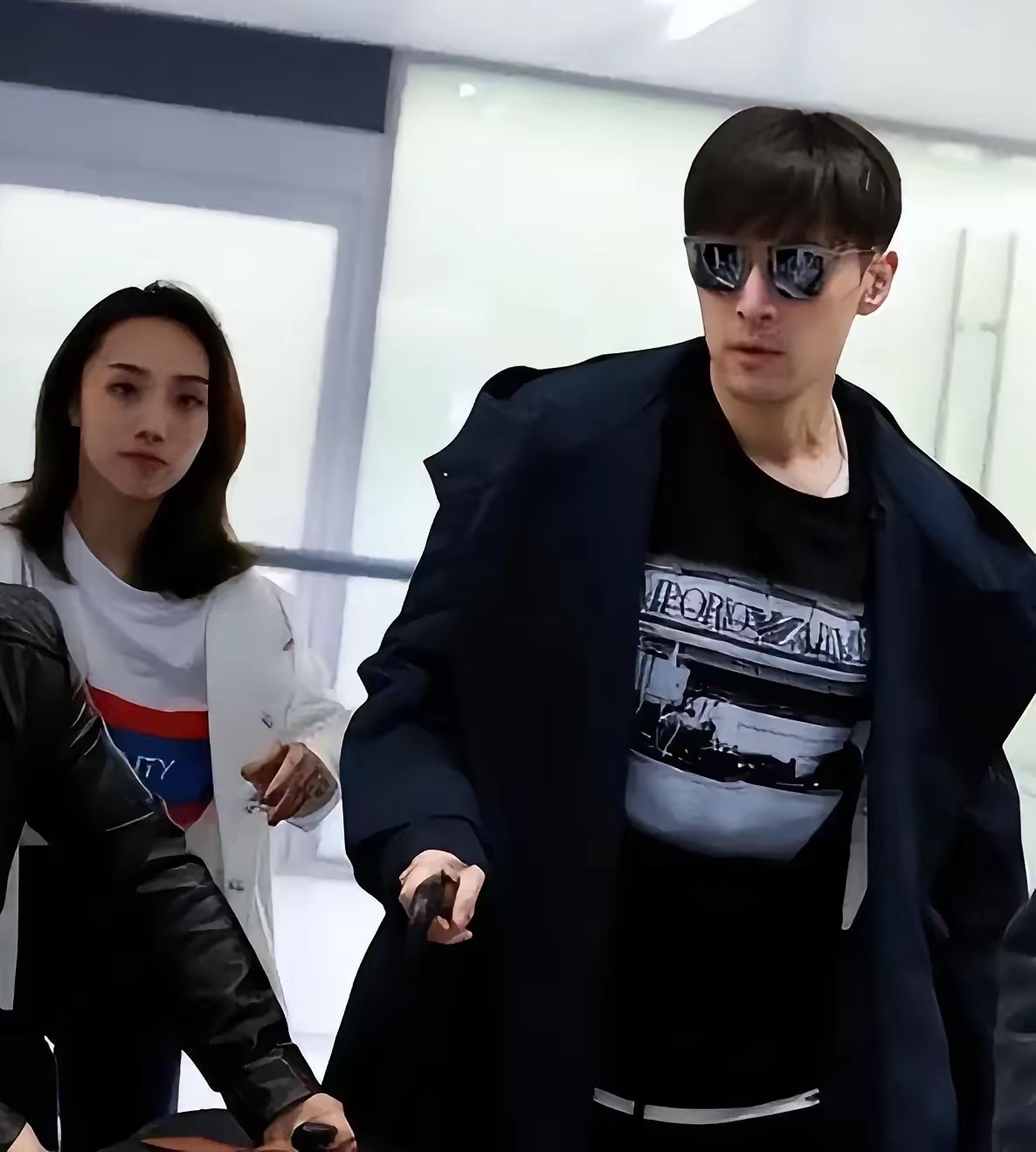 胡歌为什么会看上黄曦宁？

原因很简单，
不是因为黄曦宁长得有多美，也不是因为单纯的日久生情，而是因为黄曦宁见过各个状态的胡歌，更懂胡歌！

娱乐圈的爱情总被贴上浮华、功利的标签，明星择偶大多纠结颜值名气、资源匹配、圈层地位。见过太多轰轰烈烈官宣、轰轰烈烈分手的案例，大家早已习惯娱乐圈速食式的感情。
