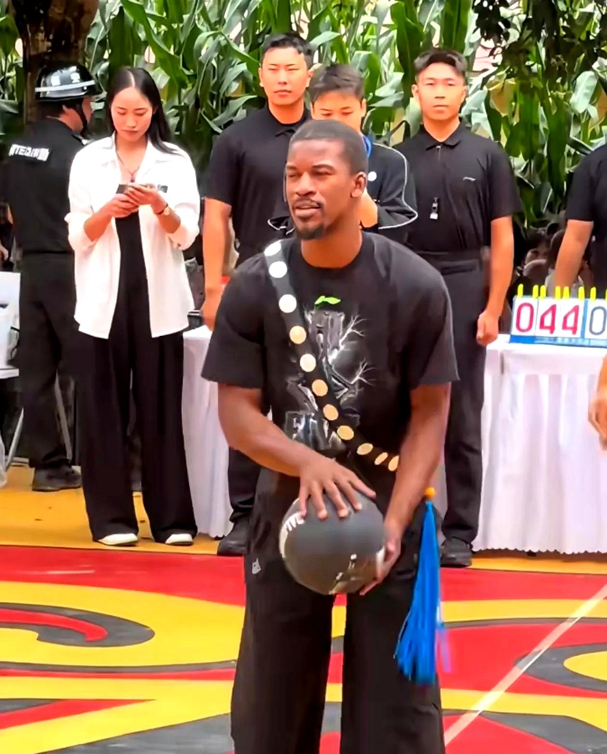 巴特勒这次中国行露面，整个人瘦了一大圈。

站在旁边的安保人员一对比，他曾经结实的身板竟然显得有些单薄。

走路和活动的时候也能看出来，腿上的伤还没好利索。在场上做动作，他明显收着，根本不敢完全发力。

岁月不饶人。

带着没好透的伤，加上一直不太稳定的外线投篮，这位硬汉下赛季还能恢复到什么状态，现