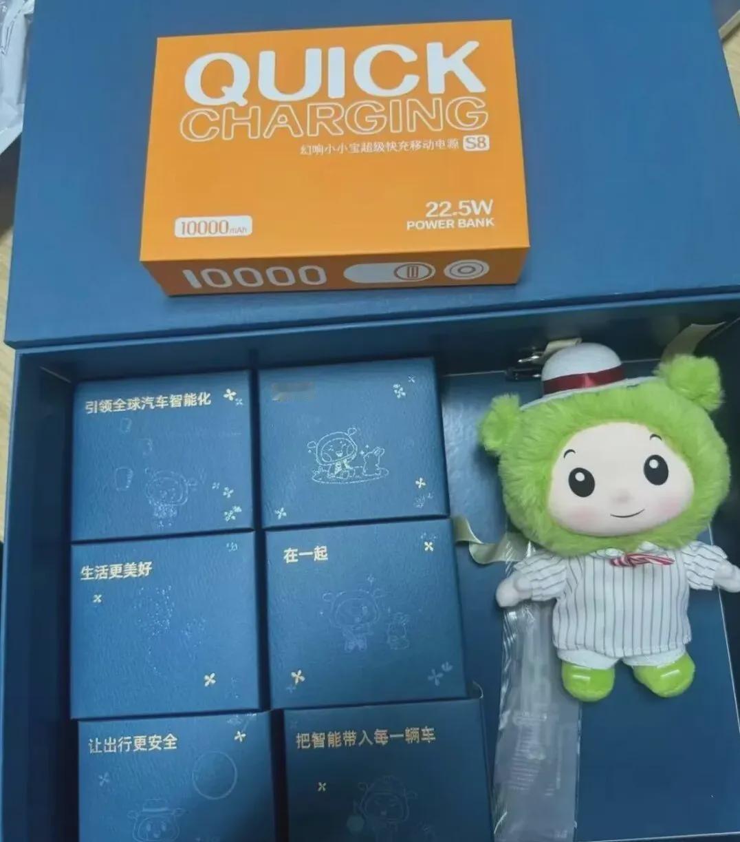 华为车BU中秋礼盒惹争议 多名员工食用月饼后腹泻。

最近华为智能汽车业务部门发的中秋福利，不少员工吃完里面的月饼之后，都出现了腹胀腹泻的情况，还有人在内部办公工具里做共享表格，登记大家的不适症状。

有员工发现月饼包装上的生产日期标着2025年，配套的充电宝扫码显示版本时间为2024年，不少人怀疑