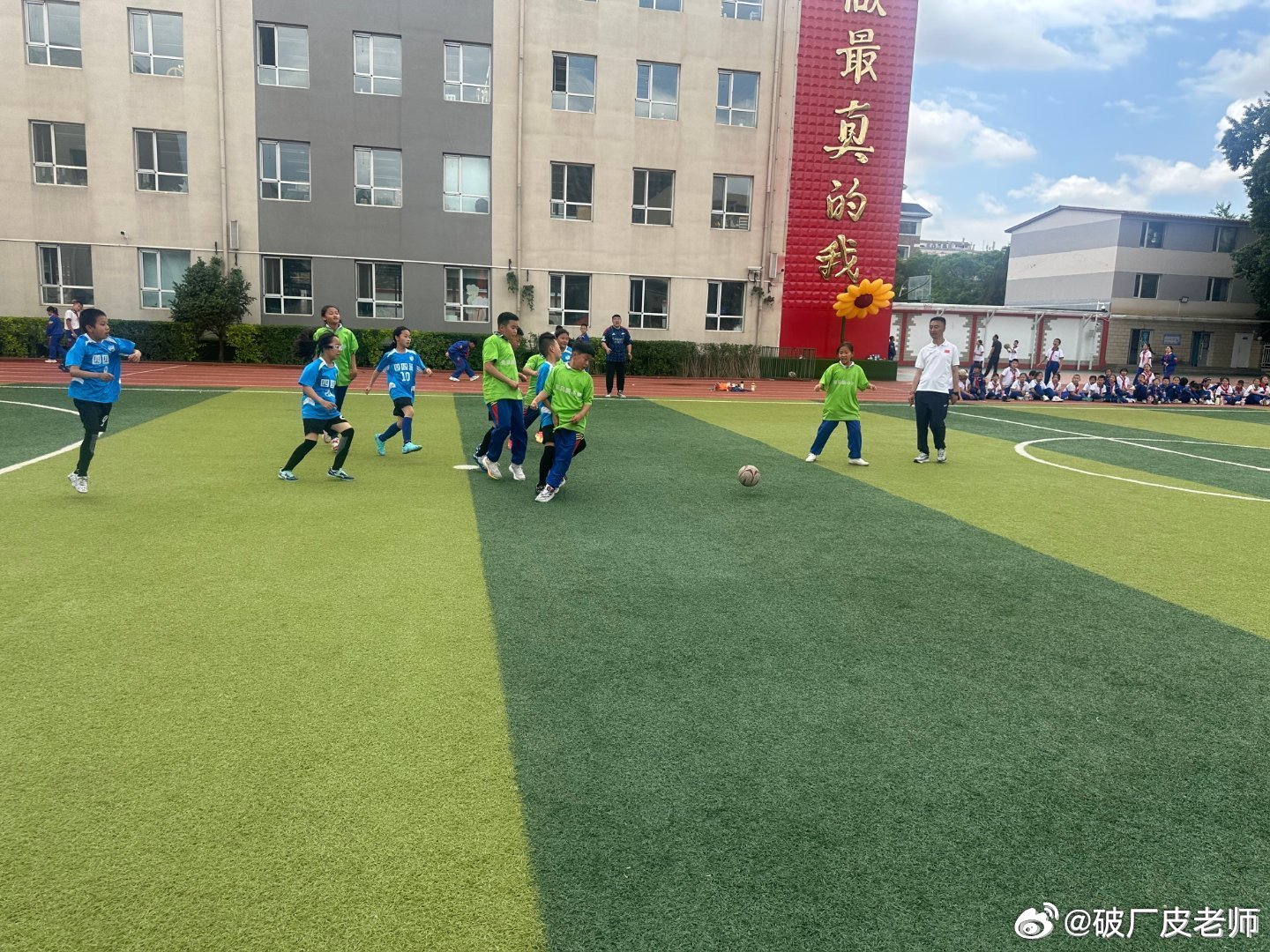 班级联赛第一场， 上半场零比零， 中场我一顿吹风机， 告诉他们就使劲造...