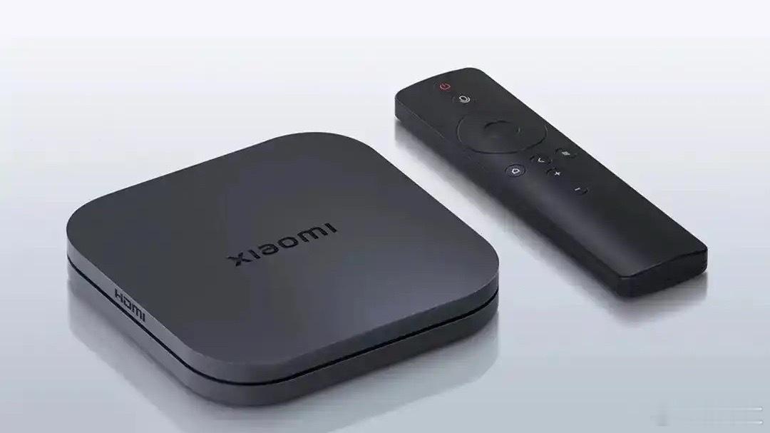 中国广电启动一体化电视全国集采，将机顶盒功能内置，这不仅是操作界面的一次简化，本质上是大众在娱乐方式变迁中对“底层体验”的一次刚性审视。

当U盘大小的HDMI微型适配器取代了原本杂乱的线缆和双遥控器时，我们看到的其实是技术逻辑在试图抹平家庭娱乐的准入门槛。这种严密的硬件减负消解了此前 ​